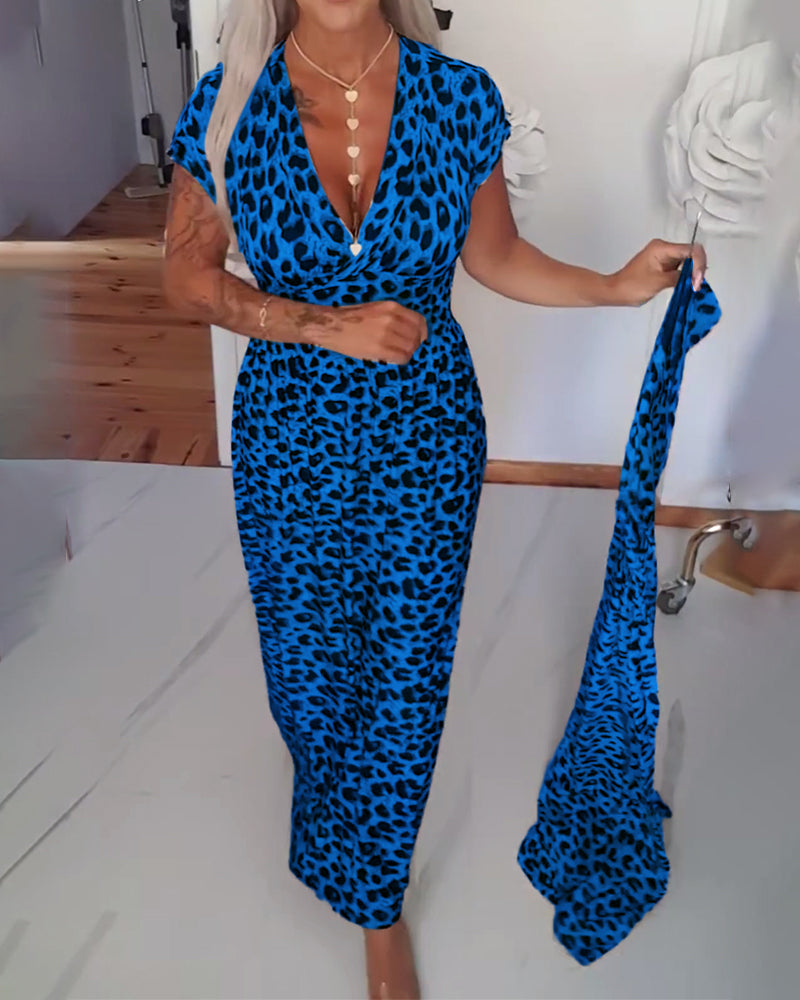 Elegant dress with leopard print and V-neck.