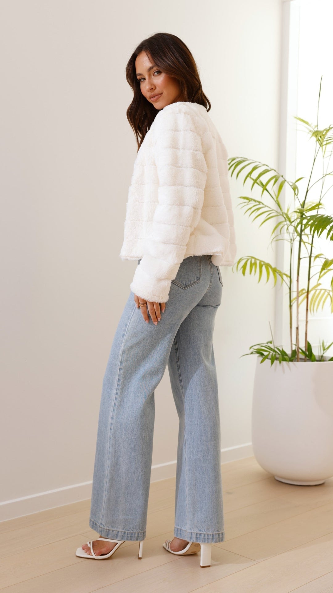 Women’s Crop Jacket – Faux Fur – Quilted – Open Front – Structured Fit – Plush Texture