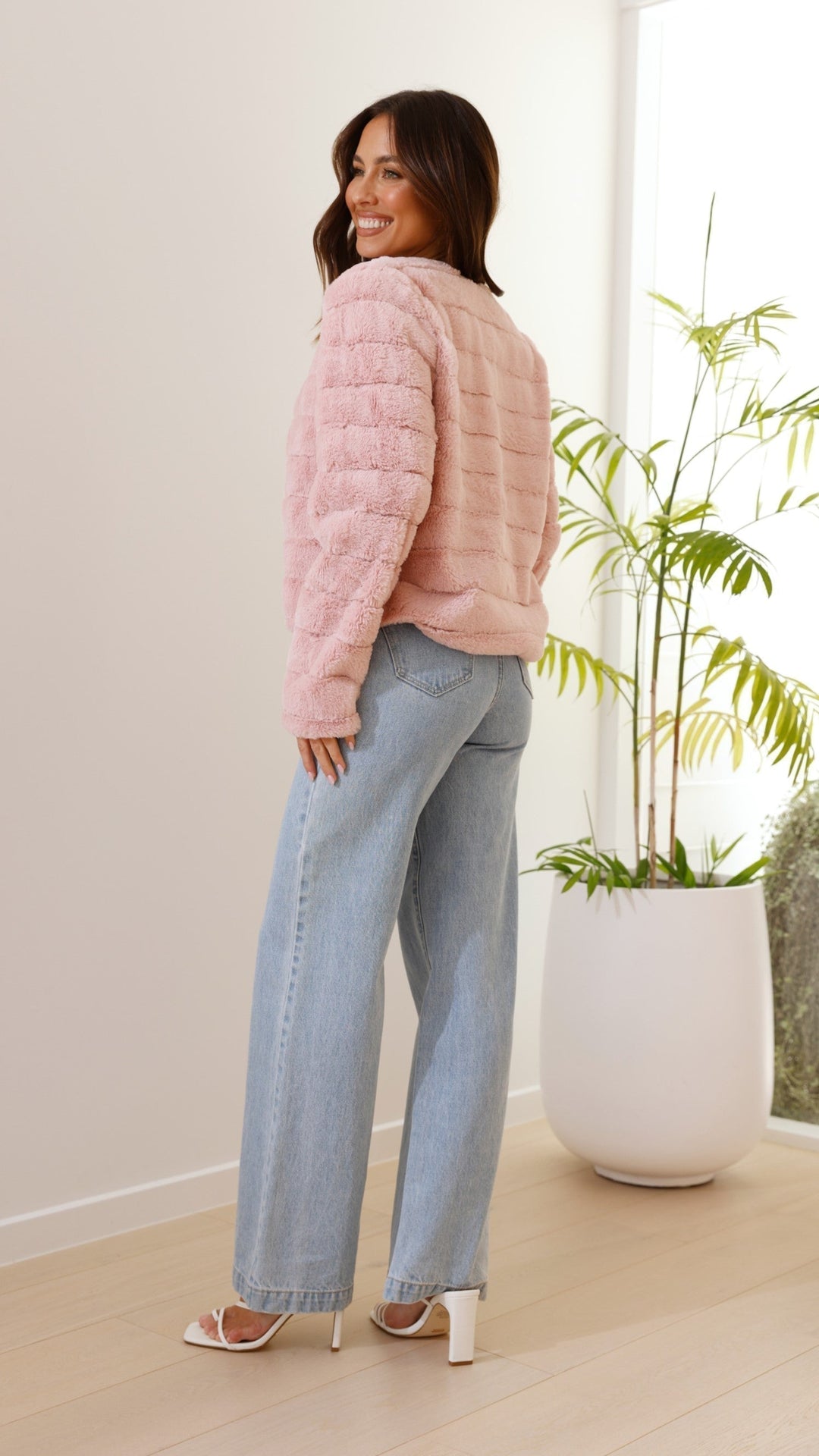 Women’s Crop Jacket – Faux Fur – Quilted – Open Front – Structured Fit – Plush Texture